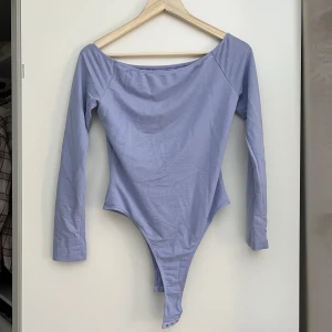 Body långärmad - Blå långärmad body strl. S. I nyskick!Samfraktar gärna! Kolla in mina andra annonser om det finns något av intresse!