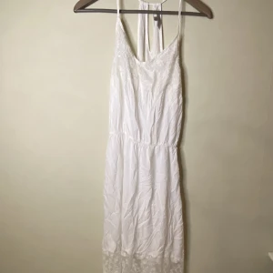 Genomskinlig strandklänning - Köpt i London på M&S. Jättefin verkligen.