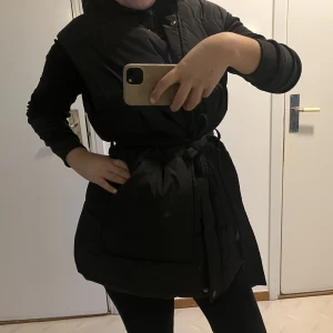Väst från bohoo - Hej säljer min väst från bohoo aldrig använd då jag köpte en annan, prislapp finns kvar, Sitter jätte fint på Ordinarie pris 599