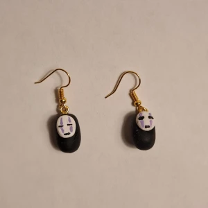 Noface från Spirited away - Studio Ghibli örhängen  - Noface anden från Spirited away(Studio Ghibli) örhängen. Gjorda av lera och är del-lackade! • Frakt för 15 kr, men det är bara ett kuvert. Så om säkrare frakt med vadderat kuvert önskas, så står köparen för det också~☆