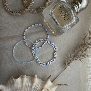 Armband  - Armband 15 kr/st ☺️ vid köp av fler får man rabatt 🫶 frakten kostar 13 kr💗