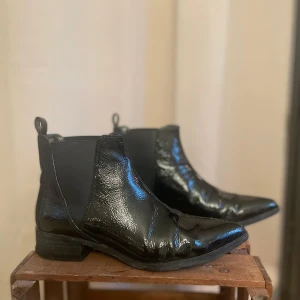 & Other Stories boot - Glansig sko i storlek 38. Omsulade men något slitet på hälarna. 