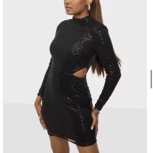 Klänning - Aldrig använd, kan skickas men kan även mötas upp! Skriv för fler bilder!