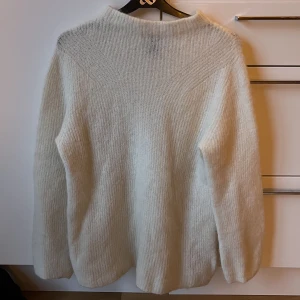 vit, stickad tröja - Jättefin stickad tröja från Lindex! Materialen är 38% alpacka, 32% polyamid, 25% ull och 5% elastan. Nästan helt oanvänd! Storlek S