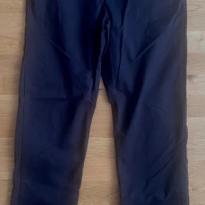 Oanvända svarta chinos från H&M - Svarta chinos från H&M, herr 30/32, helt nya med lapparna kvar! Djur- o rökfritt hem.