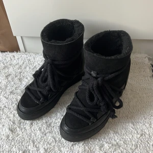 Inuikii skor  - Jag säljer mina Inuikii skor, köpte de förra året för ca 2800kr. De är i bra skick men använda såklart! De är en upphöjd sula baktill, kan gå ner i pris vid snabb affär 💖