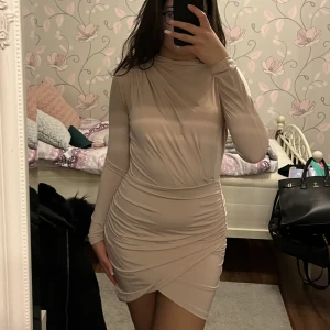 Beige klänning  - Beige klänning i storlek S, använd 1 gång. 