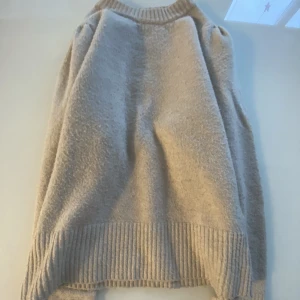 H&M stickad tröja - Unna dig med en varm, bekväm och snygg tjocktröja under vintern. Den är ny och har inga defekter. Köparen står för frakt 💕❤️