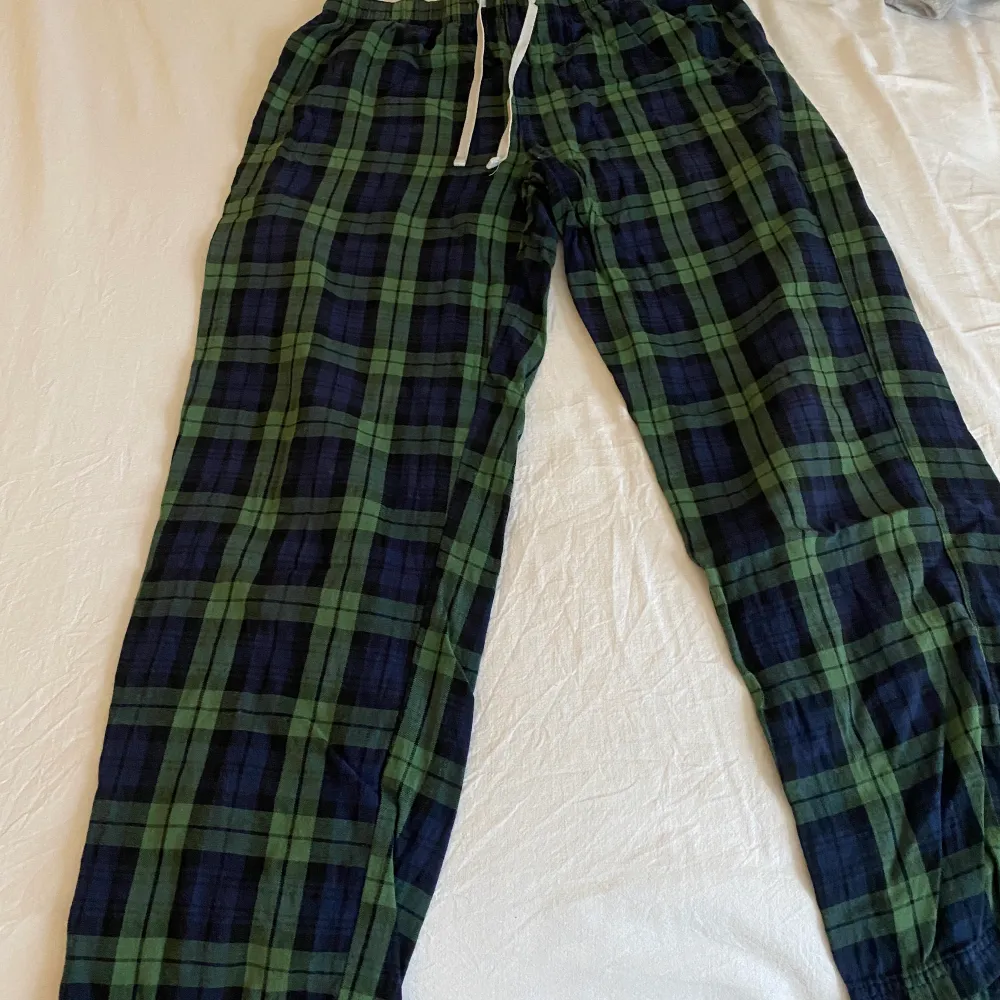 Super snygga pyjamasbyxor från asos i storlek M men passar som en S. Jeans & Byxor.