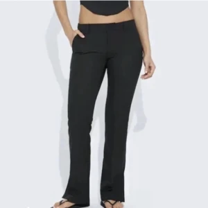 Kostymbyxor  - De populära lågmidjade kostymbyxorna från bikbok. Storlek 34, säljer pågrund av att dom är för små 💕(helt oanvända)