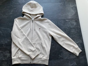 Polo Ralph Lauren Zip Hoodie - Hej, säljer en riktigt fin zip hoodie från lyxiga märket Polo Ralph Lauren. Knappt använd och i riktigt bra skick, tröjan är i storlek M och sitter riktigt bra.
