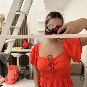 Fin Topp - Väldigt fin topp som är lite röd-orange. Aldrig använd och prislapp finns kvar. Köpte för 179kr säljer för 100kr💞