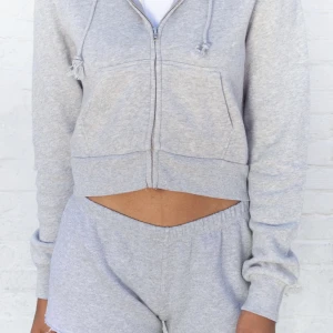 Hoodie - Säljer en croppad Hoodie ifrån Brandy Melville . Bra skick (Köpt för 280kr) Det är one size men skulle säga att den passar från mellan 32-38.💕