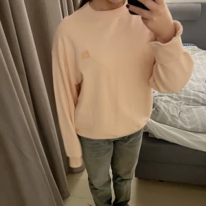 Acne tröja - Säljer denna jättefina tröja från acne. Aldrig använd. Det  är en otroligt oversized modell så den är lite stor på mig som i vanliga fall har stl M. Men tröjan står som Xs