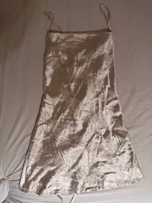 Mini klänning i silkes material med mönster. Köpt på shei, helt oanvänd. Hör av dig om du är intresserad!😊