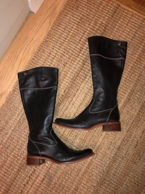 Billie bi stövlar - Stövlar i läder från billie bi, 3 cm klack och 36 cm skafthöjd. Superfina! 