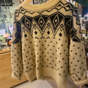 Mysig sweater stickad - Från monki