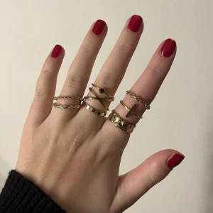 Guld ringar - Säljer mina fina guldiga ringar! 20kr+ frakt för alla ringar. Visa av ringarna har oxiderats. 