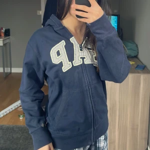 Gap tröja - Säljer min fina gap zip up hoodie som är i ok skick köpt på Sellpy för några månader sen kommer ej till användning 💗