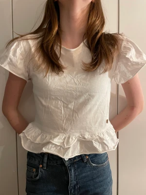 Volang t-shirt  - Vit volang t-shirt. 