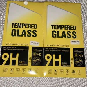 Skärmskydd till iPhone 13/14 och pro  - Aldrig använt då jag fick dubbletter på min beställning! Skärmskydd gjort av härdat glas✨