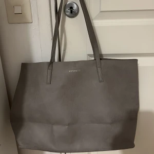 Grå väska - Jättefin, stor och rymlig väska. Köpt från h&m förra året.