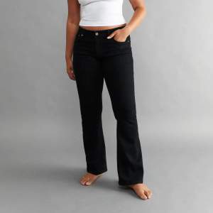 (Första bilden ej min) Lågmidjade utsvängda jeans ifrån Gina Tricot, endast använda en gång (dvs nyskick). De är i storlek 38, pris 200kr exl frakt men går såklart att diskutera💗