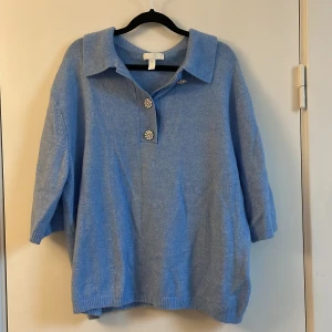 Blå stickad tröja hm - En blå kortärmad stickad tröja från hm. Knappt använd. Storlek M men lite oversize. Frakt tillkommmer