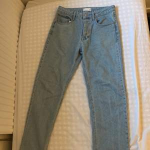 Straight jeans storlek W 30 L32 Kan även köpes med andra plagg på min sida. Andra 50% rabbat då