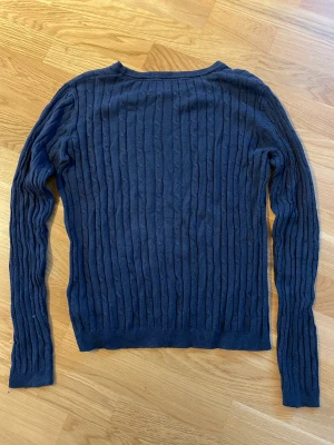 Söt stickad tröja - Fin blå stickad tröja! Använda fåtal gånger men i bra skick, storlek 158/164 men passar som S/M.