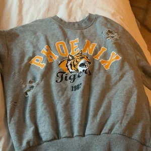 Tröja - Säljer den här coola tröjan för att den aldrig kom till användning, fick den av någon släkting💗