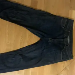 Mörkblåa jeans från weekday 