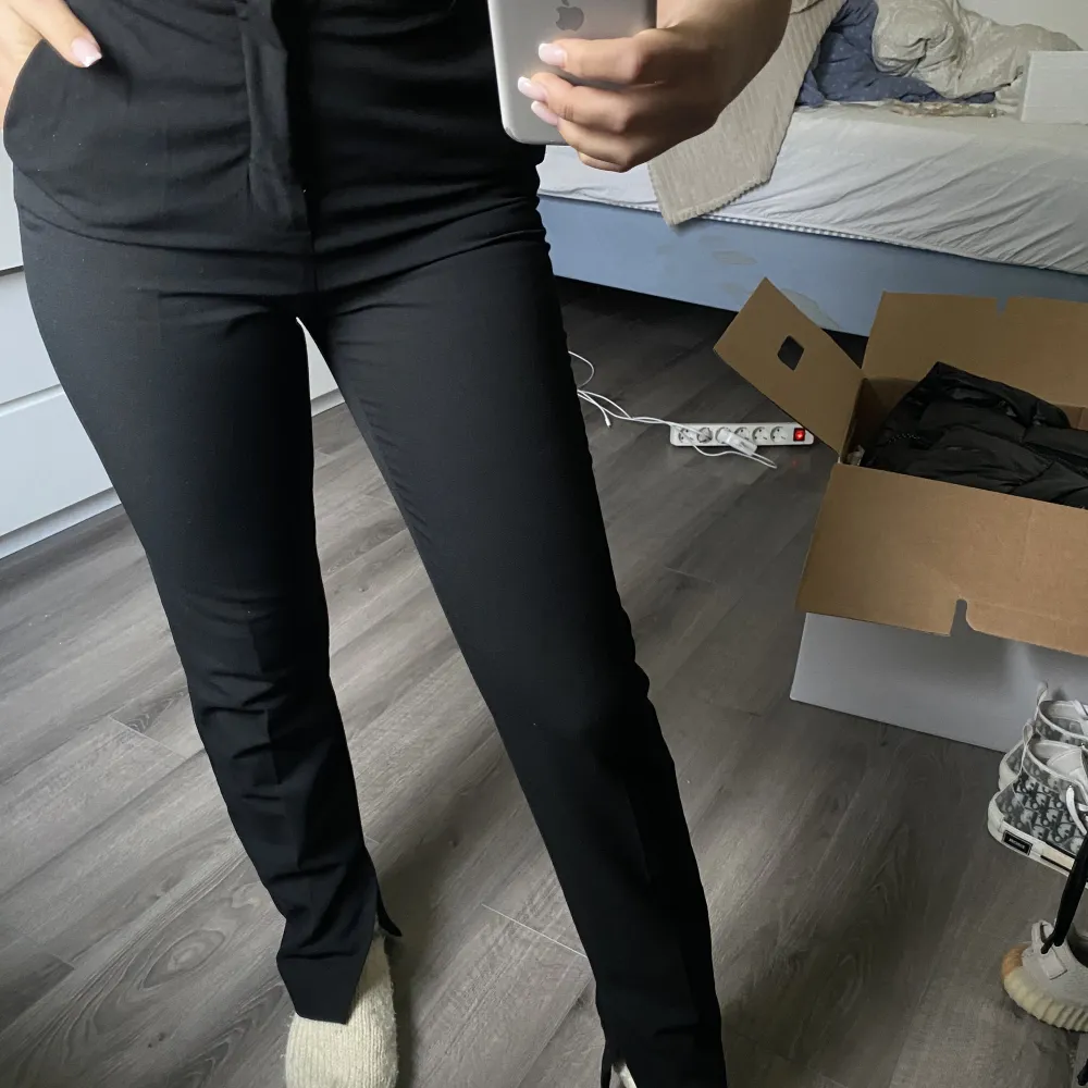 Kostymbyxor från zara storlek s, med slit nere . Jeans & Byxor.