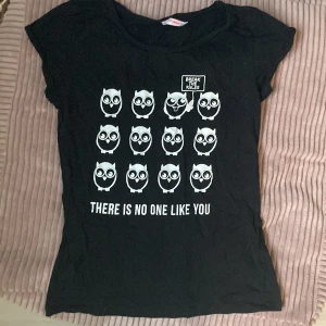 En enkel svart tröja kortarmad  - Bra skön på