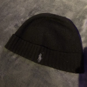 Ralph Lauren mössa - Säljer min raffe-mössa då jag aldrig använder den. Den är i bra skick och passar till allt. Nypris 499kr. Dra iväg ett meddelande om du har ytterligare frågor eller vill köpa👍 (frakt ingår inte i priset)