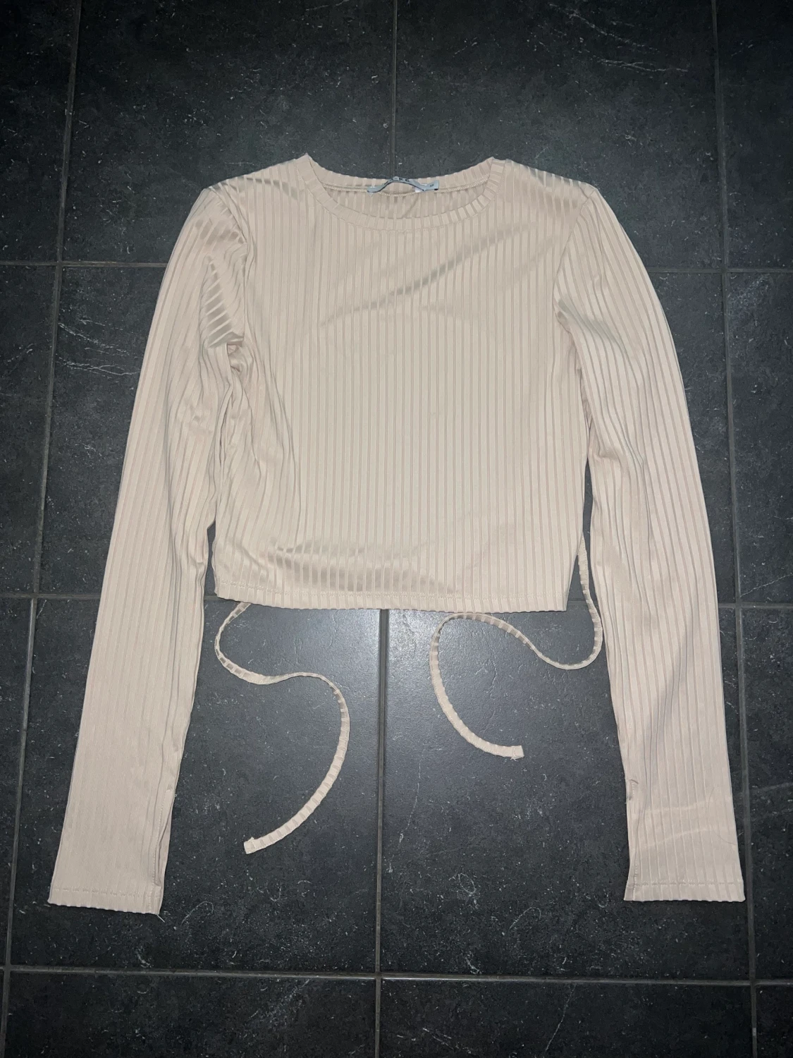 Beige topp med öppen rygg 