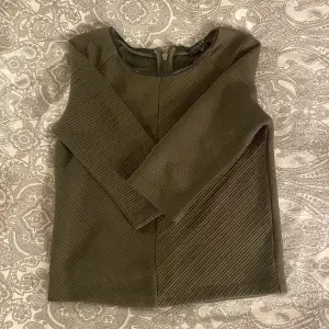 Säljer denna skit snygga gröna tröjan. Den har inte kommit till användning där med säljer jag den.  Den är från Costes men köpt på Sellpy. Storlek S💞