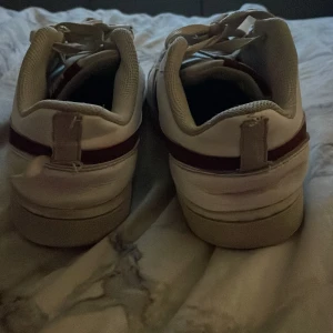 Nike court borough 2 - Skorna är i ett bra skick bara att det har blivit lite slitage på hälarna där bak men annars är det bara lite tvätt som behövs fixa innan jag skickar iväg skorna! Nypris är 629 kr men jag säljer dem för 325 pga av skornas skick. Jag står ej för frakten!💕