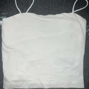 Helt nytt vitt croppad linne från GinaTricot i storlek S. Pris 50kr