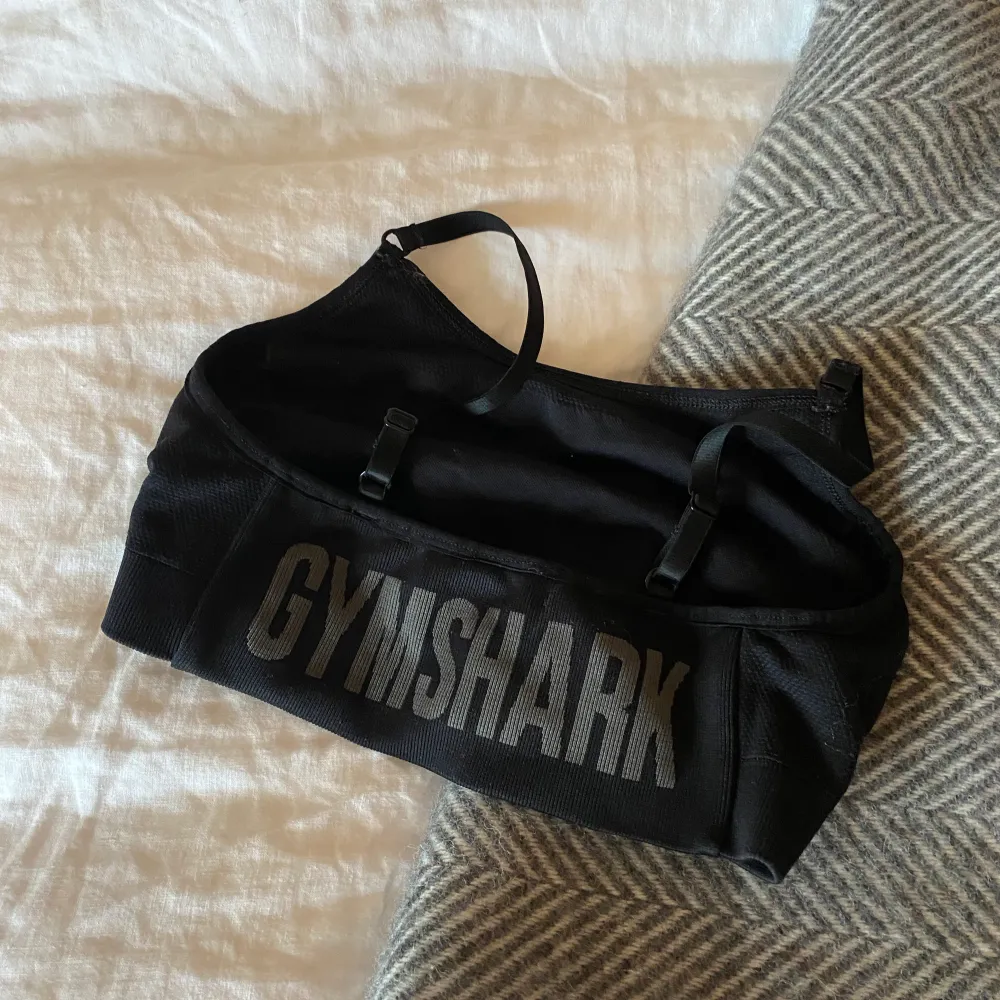 Säljer min fina tränings bh från gymshark, använd endast ett fåtal gånger! Köpt för 450kr, säljer för 300kr. Hör av er vid funderingar, kram Ebba. Hoodies.