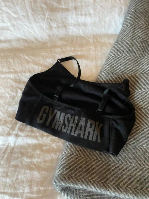 GYMSHARK TRÄNINGS BH  - Säljer min fina tränings bh från gymshark, använd endast ett fåtal gånger! Köpt för 450kr, säljer för 300kr. Hör av er vid funderingar, kram Ebba