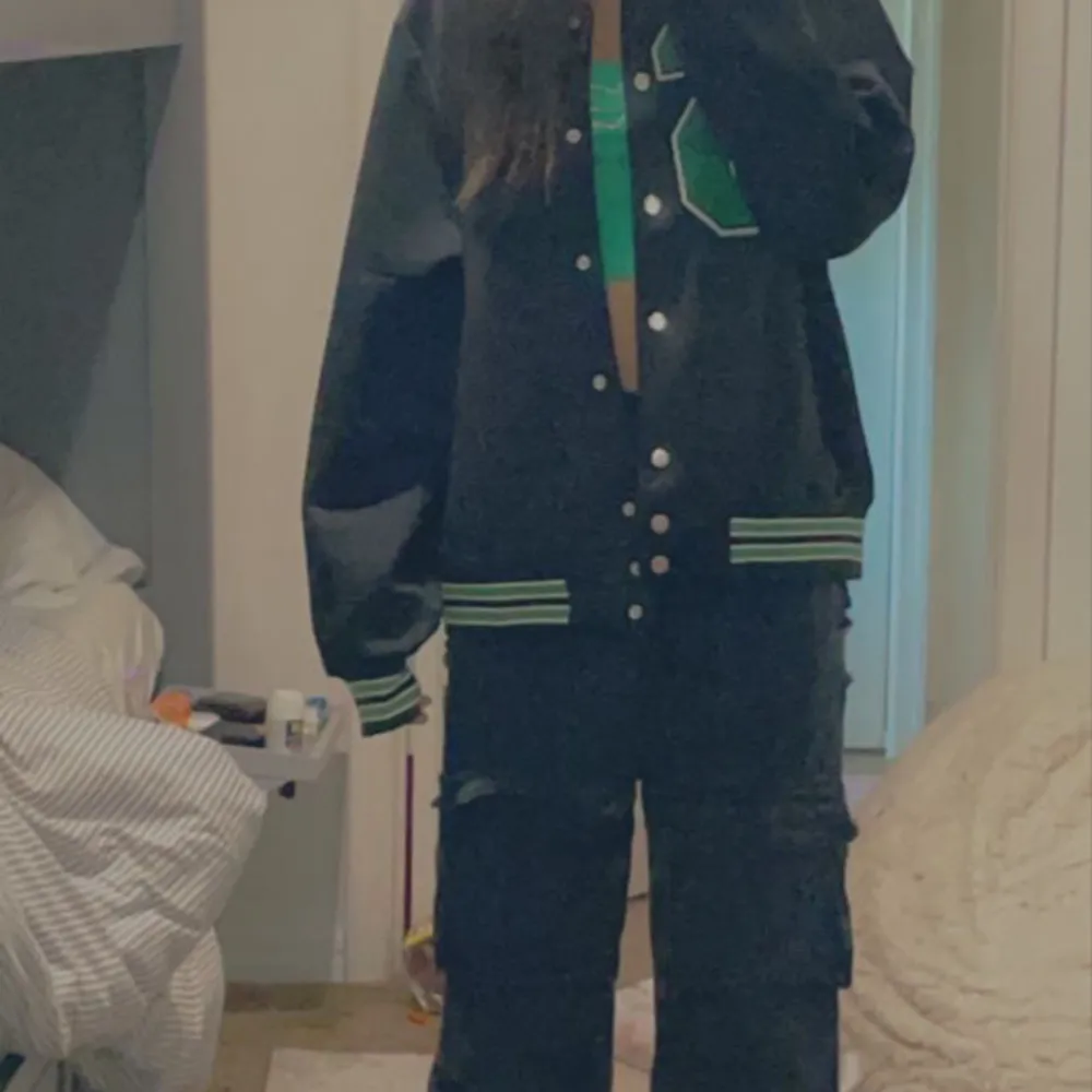 En snygg baseball jacket😍 den är perfekt oversized och skön.. Jackor.