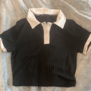 Svart topp - SHEIN  - Säljer denna svarta topp pga att den var för liten. Ny/bra skick Köpare står för frakt. 🤙