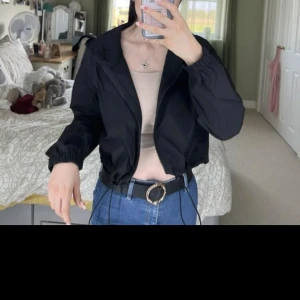 Tränings jacka👏🏼 - Denna fina korta tränings jacka är perfekt för Sverige väder när man tränar ute. 