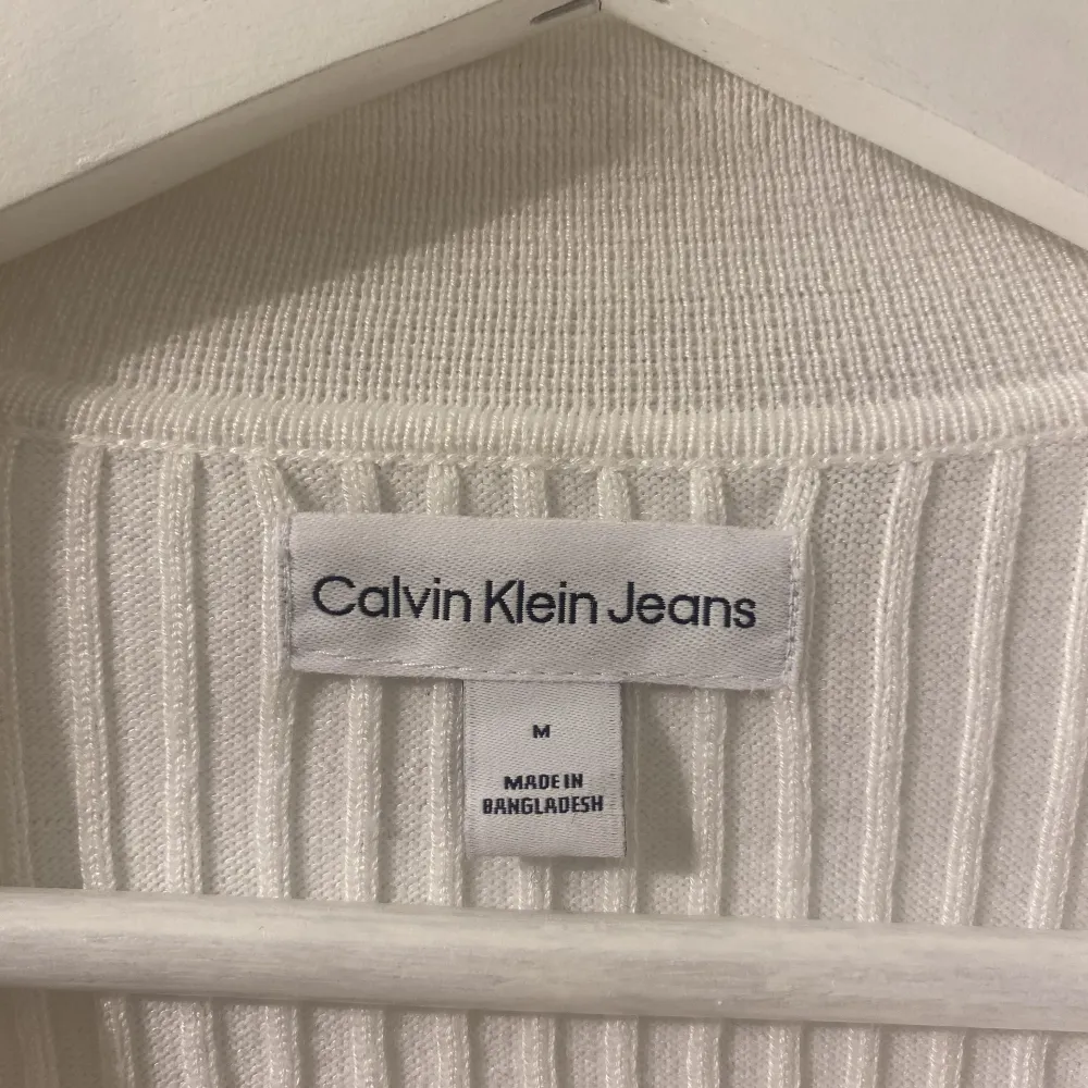 Fin vit tröja från Calvin Klein💞Endast använd en gång😊(Köparen står för frakten). Toppar.