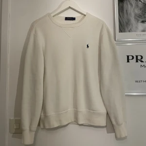 Ralph Lauren sweatshirt - Skitsnygg tröja från Ralph Lauren i storlek S! Tyvärr inte min stil längre men den är i grymt skick fortfarande!