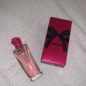 Denna parfym luktar helt magiskt och håller jätte länge!!❤️❤️