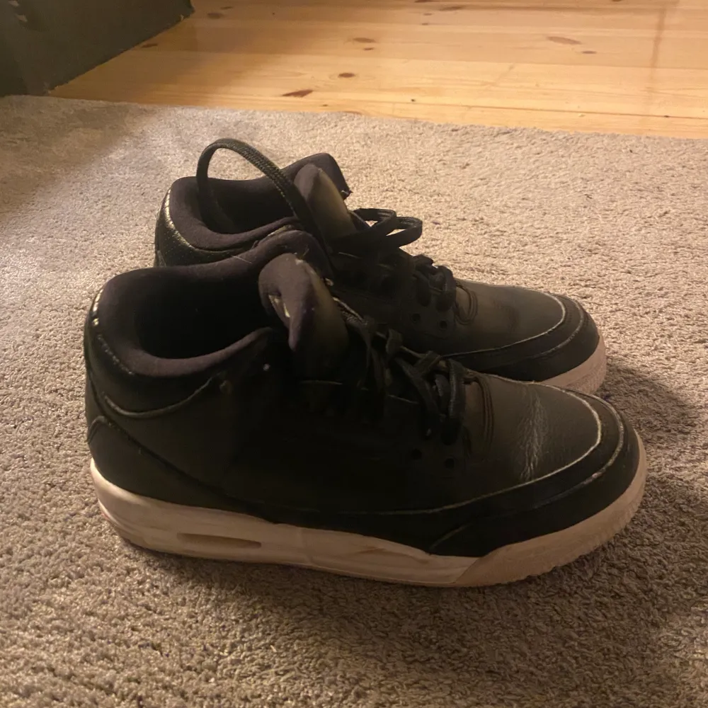 Air Jordan 3 retro i gott skick men i ett använt skick . Skor.