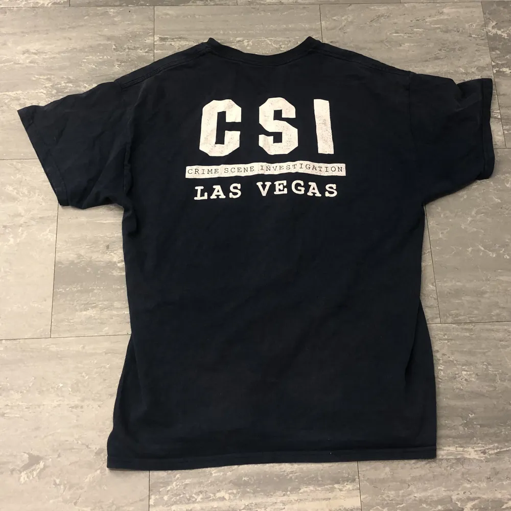 En vintage CSI Tisha i mörkblått. Tveka inte att ställa frågor om skick osv.. T-shirts.