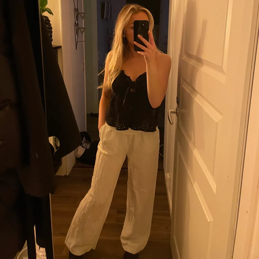 Jättefina och sköna linnebyxor från H&M. Säljer för 250kr inkl frakt. . Jeans & Byxor.